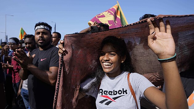 Protestujc vykikuj hesla proti prezidentovi Gotabayovi Rajapaksovi ped jeho adem v Kolombu na Sr Lance. (13. ervence 2022)