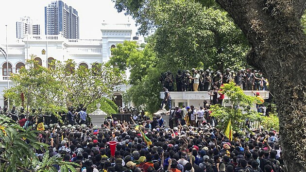 Srlant demonstranti vtrhli do kancele premira Ranila Wickremesingheho a poaduj jeho rezignaci (13. ervence 2022)