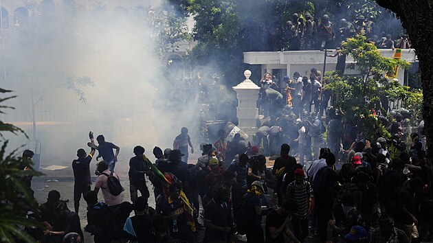 Policie pouv slzn plyn, kdy demonstranti na Sr Lance vtrhnou do kancele premira Ranila Wickremesingheho a poaduj jeho rezignaci (13. ervence 2022)