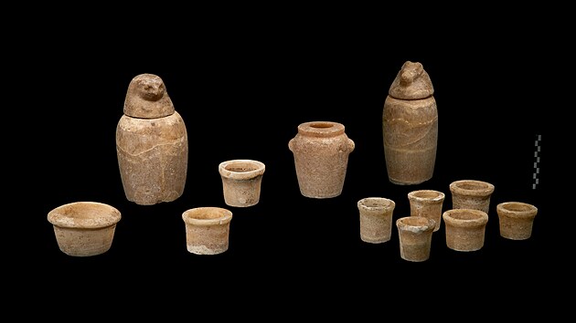 Dv kanopy a dal rituln ndoby vyroben z egyptskho alabastru nalezen eskou archeologickou mis v Absru (15. ervence 2022)