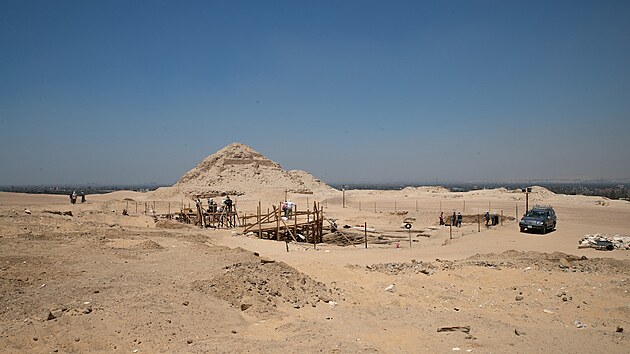 Archeologick vzkum Vahibre-meri-Neitovy achtov hrobky s absrskmi pyramidami v pozad.(15. ervence 2022)