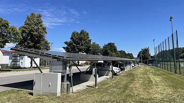 Zasteen parkovacch mst pomoc fotovoltaiky v Neuttingu.