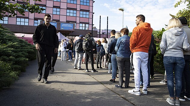 Uprchlci z Ukrajiny stli u brzy rno ped praskm centrem, kter se opt otevelo. (11. ervence 2022)