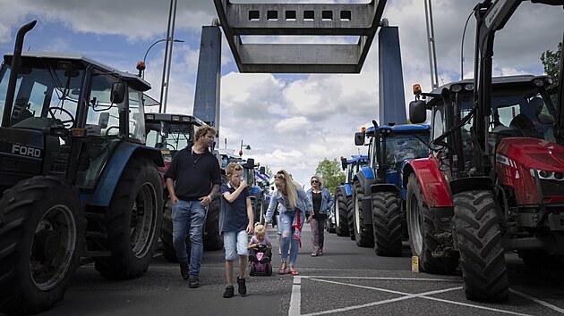 Destky tisc farm protestuj v Nizozemsku od zatku tdne. Blokuj silnice, distribun centra supermarket i pl slmu. V nkterch obchodech tak dochz zbo. (4. ervence 2022)