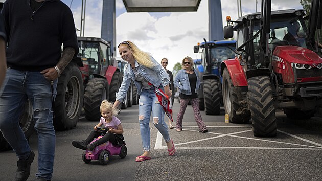 Desítky tisíc farmářů protestují v Nizozemsku od začátku týdne. Blokují silnice, distribuční centra supermarketů či pálí slámu. V některých obchodech tak dochází zboží. (4. července 2022)