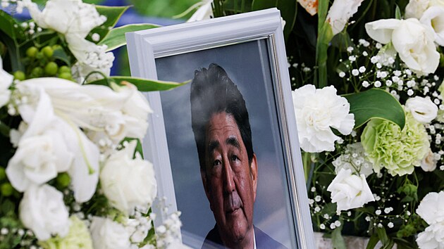 V Tokiu se koná poheb zavradného expremiéra inzóa Abeho. (12. ervence 2022)