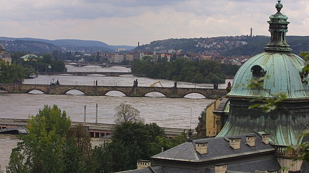 Pražské mosty a střecha Strakovy akademie. Povodně 2002.
