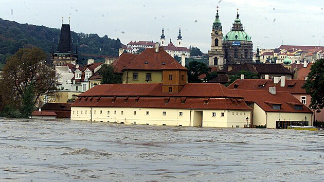 Zatopená Hergetova cihelna na Malé Straně v Praze. Povodně 2002.
