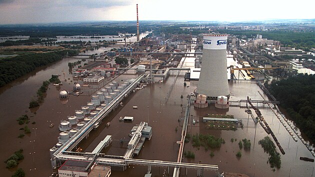 Zaplavená Spolana Neratovice. Povodně 2002.