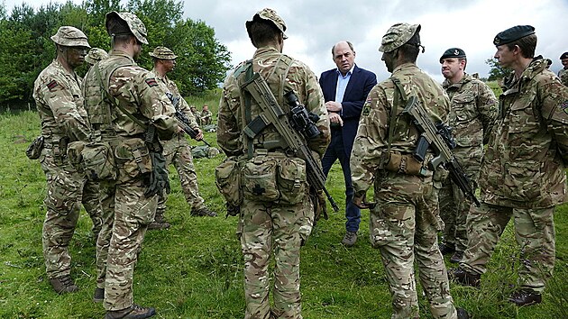 Britsk ministr obrany Ben Wallace s armdnmi instruktory, kte cvi ukrajinsk vojky
