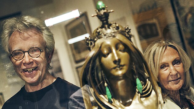 John Mucha, vnuk Alfonse Muchy, s architektkou výstavy „Mucha, rodinná sbírka“ Evou Jiřičnou u unikátní busty La Nature. (14. července 2022)