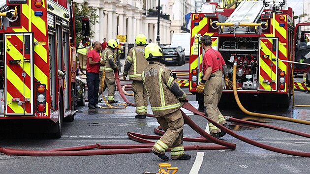 Londýnští hasiči likvidují požár v Eatonu ve středu Londýna. (19. července 2022)