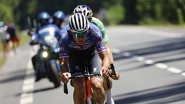 Mathieu van der Poel a za nm Wout van Aert v niku 11. etapy Tour de France