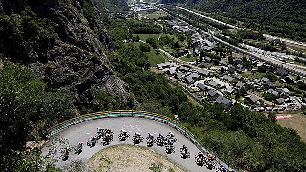 Skupina uprchlk v serpentinch stoupn na Lacets de Montvernier v 11. etap Tour de France.