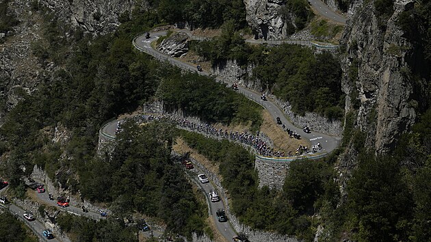 TKANIKY. Peloton nruje stoupn na Lacets de Montvernier v 11. etap Tour de France.