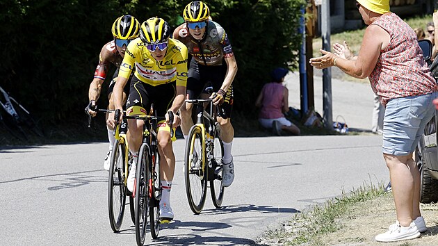 Tadej Pogaar ve lut se brn tokm dvojice z Jumba Primoi Rogliovi (vlevo) a Jonasi Vingegaardovi v 11. etap Tour de France.