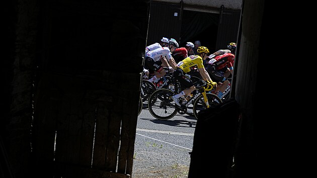 lut Jonas Vingegaard v pelotonu bhem 15. etapy Tour de France