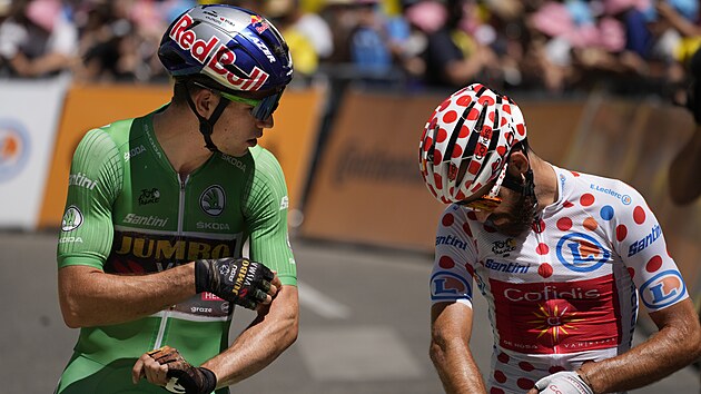 A CO TVOJE RUKÁVKY? Wout van Aert v zeleném a Simon Geschke v puntíkách před startem 15. etapy Tour de France