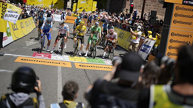 NA STARTU HORKÉHO DNE. Držitelé jednotlivých dresů a vítěz z předešlého dne jsou nastoupeni v Rodez ke startu 15. etapy Tour