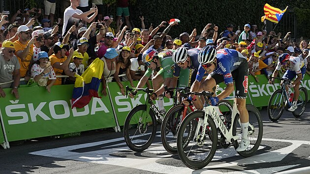 Jasper Philipsen (vpravo) se prodr kolem Madse Pedersena a Wouta van Aerta. Ze tvrtho msta ve sleduje Peter Sagan