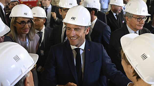 Francouzsk prezident Emmanuel Macron navtvil tovrnu STMicroelectronics v departmentu Isère. (12. ervence 2022)