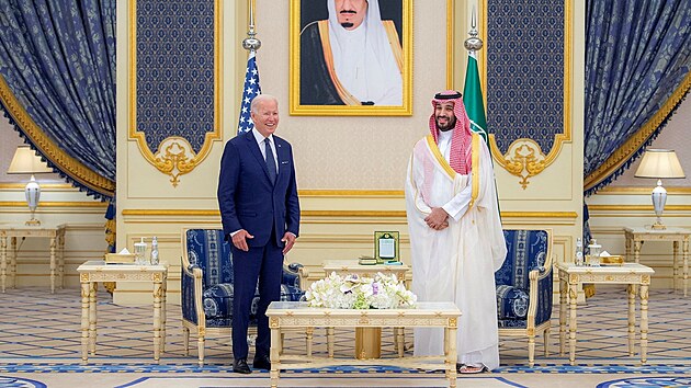 Americk prezident Joe Biden picestoval do Sadsk Arbie na oste sledovan jednn s krlem Salmnem a s korunnm princem Muhammadem bin Salmnem. (15. ervence 2022)