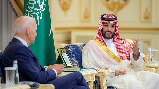 Americk prezident Joe Biden picestoval do Sadsk Arbie na oste sledovan jednn s krlem Salmnem a s korunnm princem Muhammadem bin Salmnem. (15. ervence 2022)