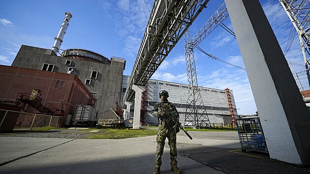 Voják ruské armády na strái záporoské atomové elektrárny nedaleko msta...