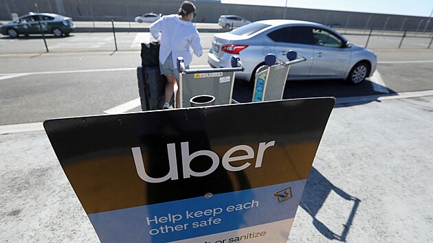 Stanovit Uberu na mezinárodním letiti v Los Angeles. Firma elí hromadné...