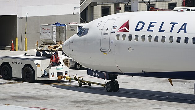 Boeing 737 spolenosti Delta na letiti ve Fort Lauderdale na Florid. V kvtnu a ervnu musel dopravce zruit vce ne 4 000 let (13. ervence 2022)