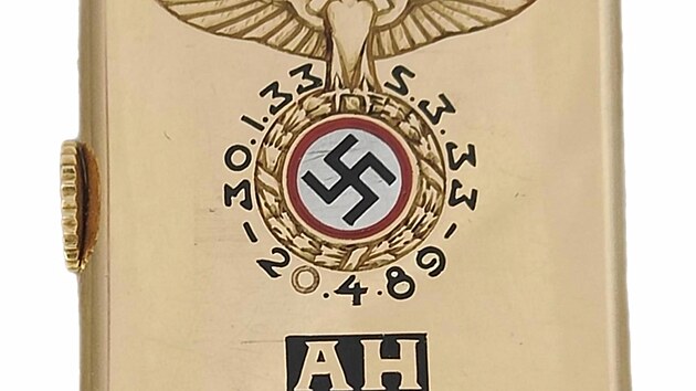 Na zadn stran zlatch hodinek jsou vygravrovan zsadn data z Hitlerova ivota (14. ervence 2022)