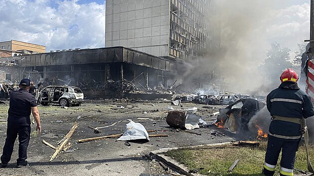 Ukrajintí hasii likvidují následky ruského útoku na obytnou budovu ve mst...