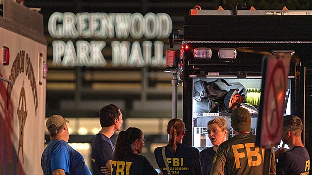 Agenti FBI na mst ped obchodnm centrem v Greenwoodu v Indian, kde dolo ke stelb. (17. ervence 2022)