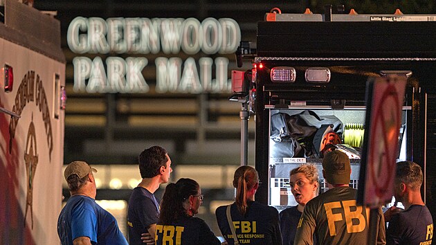 Agenti FBI na m�st� p�ed obchodn�m centrem v Greenwoodu v Indian�, kde do�lo ke st�elb�. (17. �ervence 2022)