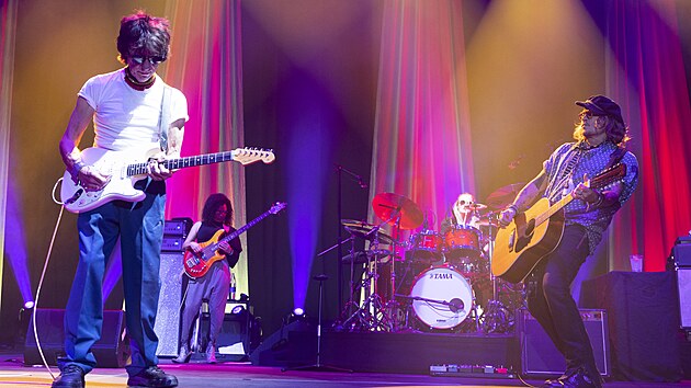 Kytarista Jeff Beck a Johnny Depp na koncertě v pražském O2 universu, 11. července 2022