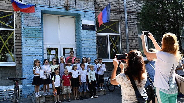 Posledn zvonn ve kole v Rusy ovldanm ukrajinskm pstavnm mst Mariupol (1. ervence 2022)