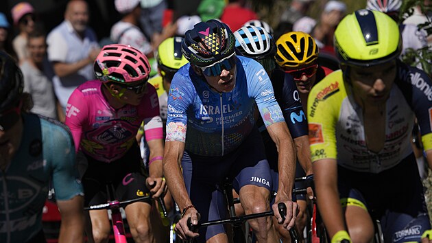 Chris Froome (uprosted) bhem vstupu na Col de la Croix de Fer ve dvanct etap Tour de France.