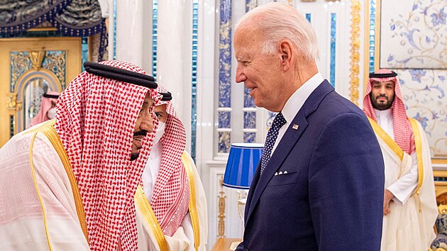 Americk prezident Joe Biden navtvil Sadskou Arbii. Na snmku ho vt krl Salmn, zpovzdl pi tom oba pozoruje sadsk korunn princ Muhammad bin Salmn. (15. ervence 2022)