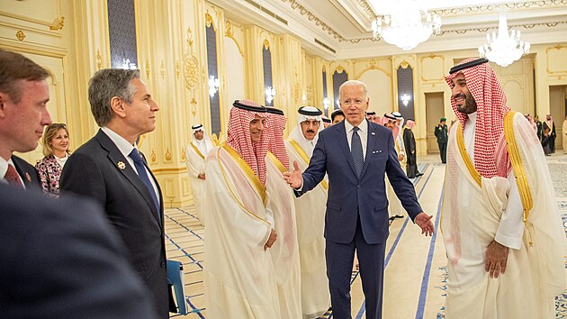 Americk prezident Joe Biden navtvil Sadskou Arbii. Na snmku s nm je korunn princ Muhammad bin Salmn (vpravo) i americk ministr zahrani Antony Blinken. (tet zleva, 15. ervence 2022)