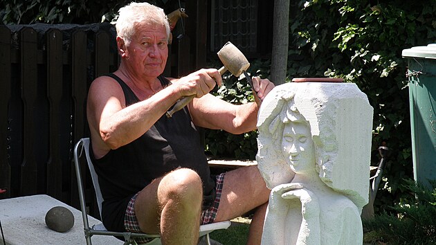 Manel pan Evy zaal pro svou enu vytesvat z kamene pvabn doplky do zahrady.