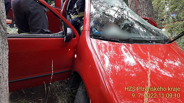 Nehodu u Temon nepeil idi, kter s automobilem narazil do stromu.
