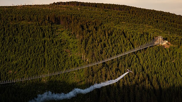 Pilot Martin �onka p�edvedl akrobatickou show kolem  visut� l�vky Sky Bridge v Doln� Morav�.