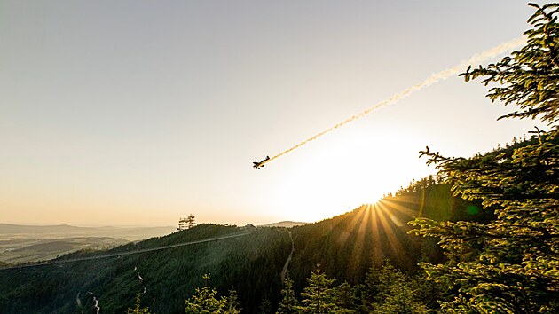 Pilot Martin �onka p�edvedl akrobatickou show kolem  visut� l�vky Sky Bridge v Doln� Morav�.