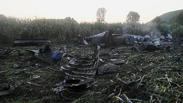 Letadlo, kter se ztilo na severu ecka, bylo provozovan ukrajinskm nkladnm dopravcem. Na mst havrie se po dopadu letadla dlouho ozvaly exploze. (17. ervence 2022)