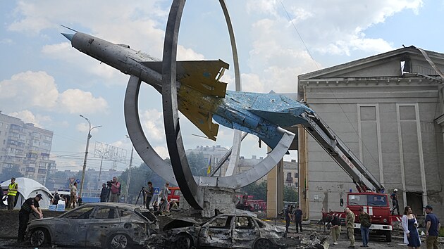 Zničená auta po ruském raketovém útoku ve městě Vinnycja na Ukrajině (14....