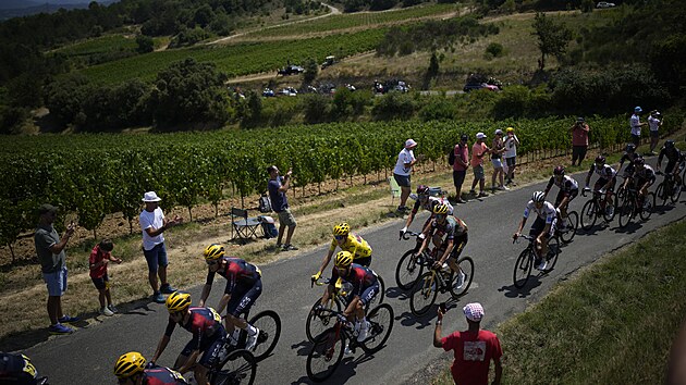 PYRENEJE. Peloton bhem estnct etapy Tour de France, mezi jezdci lape ve lutm dresu i ldr Jonas Vingegaard.