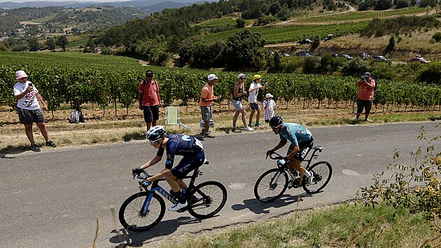 Matteo Jorgenson (vlevo) a Alexis Gougeard bhem niku v estnct etap Tour de France.
