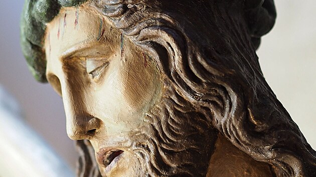 V Moutnicích na Brněnsku objevili vzácnou sochu Ukřižování Krista. Takto vypadala na počátku před restaurováním.