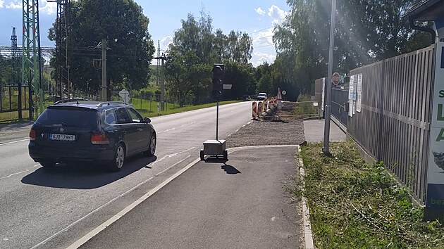 V cyklostezce s chodnkem mezi Havlkovm Brodem a mstn st Perknov u skoro rok chyb zhruba padestimetrov sek. Spor ohledn vcnho bemena a peloen elektrickho veden se a nedvno podailo vyeit. Do konce przdnin m bt mezera zacelena.