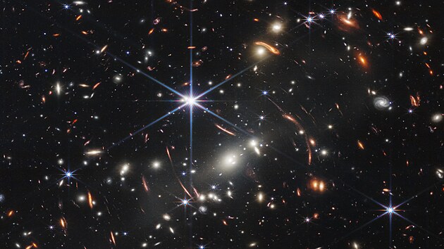 Porovnejte: takto vypadá stejná část vesmíru z Webbova a Hubbleova teleskopu  - iDNES.cz